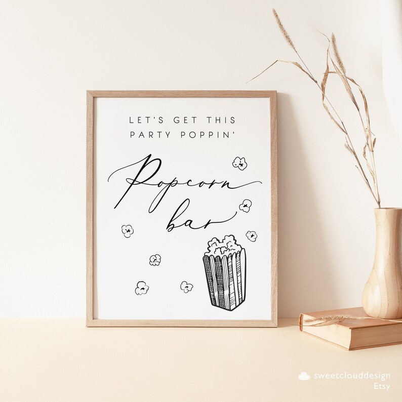 K&ouml;nnte beinhalten: Ein druckbares Schild mit schwarzem Text auf wei&szlig;em Hintergrund, auf dem "Let's get this party poppin' Popcorn bar" steht. Unter dem Text befindet sich eine Schwarzwei&szlig;illustration eines Popcornbeh&auml;lters, aus dem Popcorn herausf&auml;llt. Um das Schild herum sind kleine Schwarzwei&szlig;illustrationen von Popcorn verteilt.