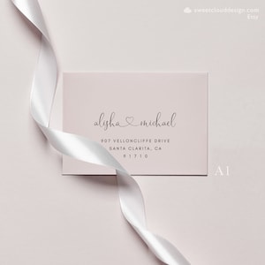 Puede incluir: Una invitaci&oacute;n de boda rosa claro con los nombres "alysha & michael" en letra cursiva. La direcci&oacute;n es 907 Velloncliffe Drive, Santa Clarita, CA 91710.