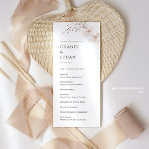 Può includere: Programma della cerimonia di matrimonio con un design floreale con fiori bianchi e un ramo con accenti rossi. Il programma elenca la cerimonia di matrimonio di Chanel ed Ethan il 9 maggio 2025. La cerimonia comprende un preludio, una processione, parole di apertura, letture, lo scambio di voti e anelli, una preghiera di benedizione, la pronuncia del matrimonio e una recessione.