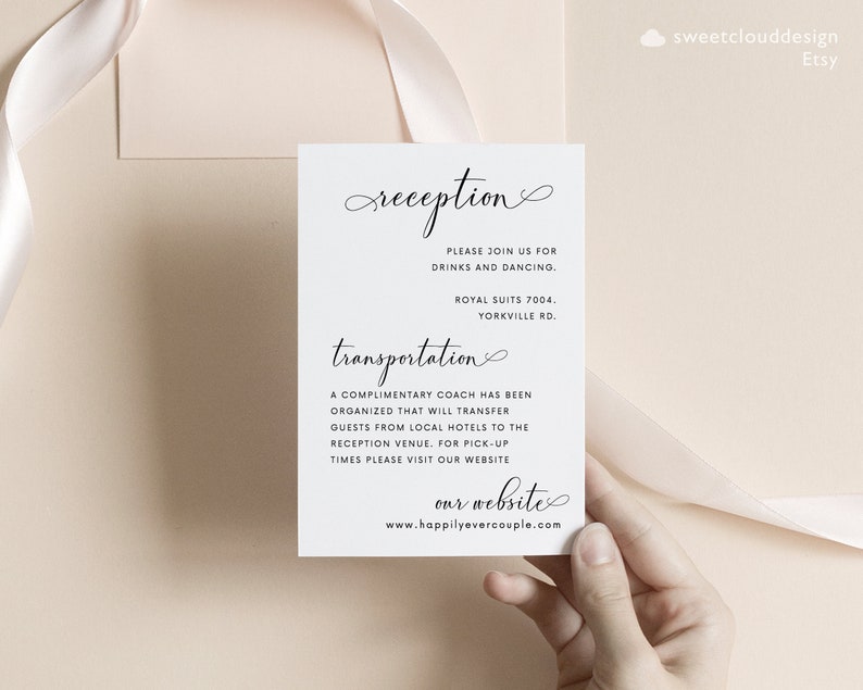Peut inclure: Une carte blanche avec du texte noir d&eacute;taillant les informations de r&eacute;ception pour un mariage. Le texte comprend le lieu, l'adresse et les d&eacute;tails du transport. La carte comprend &eacute;galement l'adresse du site Web du couple, www.happilyevercouple.com.