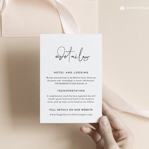 K&ouml;nnte beinhalten: Eine wei&szlig;e Karte mit schwarzem Text, der Hotel- und Transportinformationen f&uuml;r eine Hochzeit enth&auml;lt. Der Text lautet "Details", "Hotel und Unterkunft", "Wir haben Zimmer im Marriott Hotel reserviert. Bitte nutzen Sie den Promo-Code 'ourwedding', um 15 % Rabatt zu erhalten. THE MARRIOTT/2360 Yorkville rd.", "Transport", "Ein kostenloser Bus wurde organisiert, der die G&auml;ste von lokalen Hotels zum Empfang bringt. Die Abholzeiten finden Sie auf unserer Website.", "Alle Details auf unserer Website", "www.happilyeveraftercouple.com".