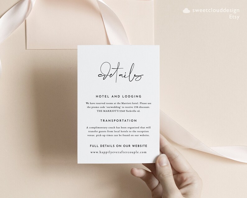 K&ouml;nnte beinhalten: Eine wei&szlig;e Karte mit schwarzem Text, der Hotel- und Transportinformationen f&uuml;r eine Hochzeit enth&auml;lt. Der Text lautet "Details", "Hotel und Unterkunft", "Wir haben Zimmer im Marriott Hotel reserviert. Bitte nutzen Sie den Promo-Code 'ourwedding', um 15 % Rabatt zu erhalten. THE MARRIOTT/2360 Yorkville rd.", "Transport", "Ein kostenloser Bus wurde organisiert, der die G&auml;ste von lokalen Hotels zum Empfang bringt. Die Abholzeiten finden Sie auf unserer Website.", "Alle Details auf unserer Website", "www.happilyeveraftercouple.com".
