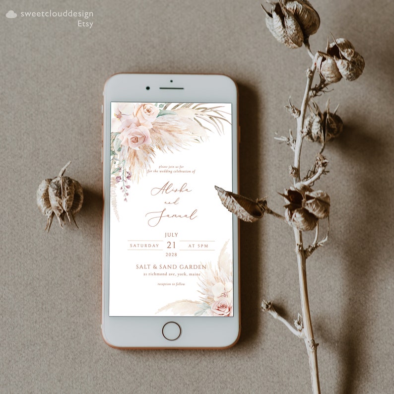 K&ouml;nnte beinhalten: Eine digitale Hochzeitseinladung mit einem floralen Design aus getrocknetem Pampasgras und rosafarbenen Rosen. Die Einladung lautet: "Bitte feiern Sie mit uns die Hochzeit von Alishe und Jamal, Samstag, 21. Juli 2028 um 17:00 Uhr, Salt & Sand Garden in Richmond Ave, York, Maine."