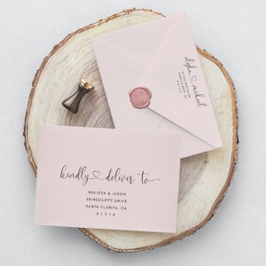 Puede incluir: Un sobre rosa con un sello de cera y el texto "alyha & michael" y "22 OLD ENGLISH RD SANTA CLARITA, CA 91705" en el frente. Un sobre rosa m&aacute;s peque&ntilde;o con el texto "kindly & deliver to" y "MELISSA & JASON SEINECLIFFE DRIVE SANTA CLARITA, CA 91710" en el frente.