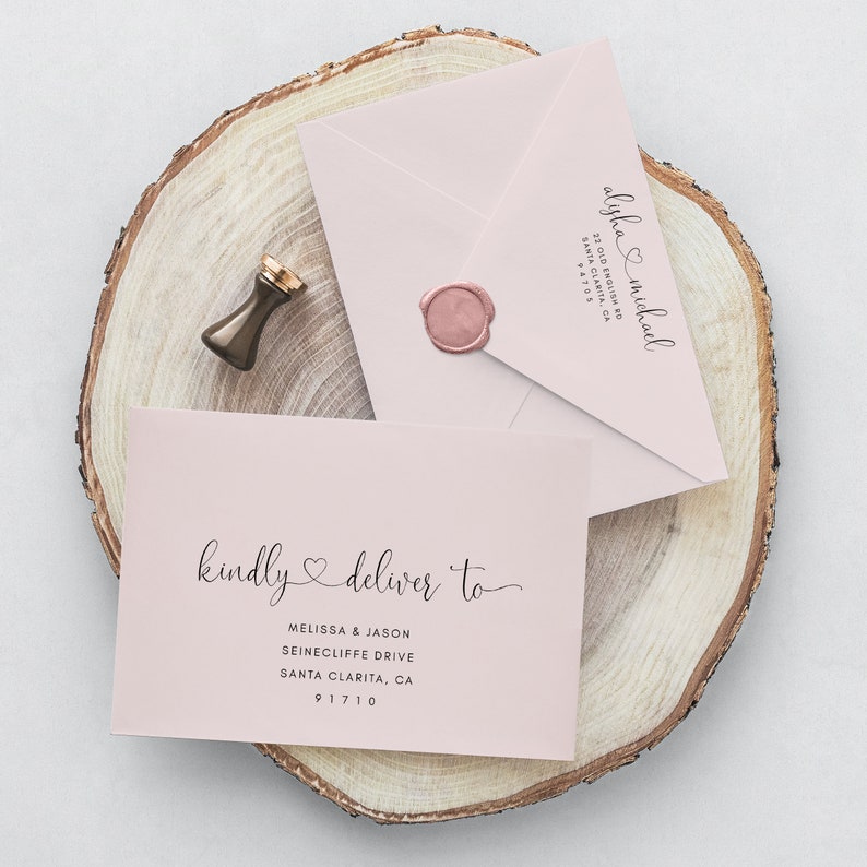 Puede incluir: Un sobre rosa con un sello de cera y el texto "alyha & michael" y "22 OLD ENGLISH RD SANTA CLARITA, CA 91705" en el frente. Un sobre rosa m&aacute;s peque&ntilde;o con el texto "kindly & deliver to" y "MELISSA & JASON SEINECLIFFE DRIVE SANTA CLARITA, CA 91710" en el frente.