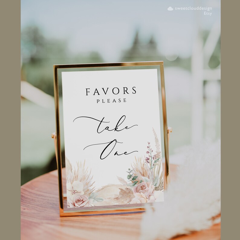 Puede incluir: Un cartel con marco dorado y fondo blanco con el texto "Favors Please Take One" en caligraf&iacute;a negra. El cartel est&aacute; decorado con una ilustraci&oacute;n de acuarela de flores secas y hierba de la pampa.