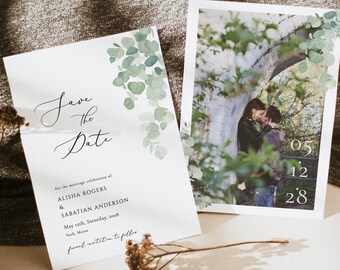 Può includere: Carta di salvataggio della data con vegetazione di eucalipto ad acquerello e una foto di una coppia che si bacia sotto un arco. Il testo recita "Save the Date" per la celebrazione del matrimonio di Alisha Rogers & Sabatian Anderson, 12 maggio, sabato 2028, York, Maine. Invito formale a seguire.