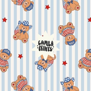 Puede incluir: Patrón repetitivo de osos de peluche vestidos con atuendos patrióticos, incluyendo sombreros, camisetas a rayas y sosteniendo banderas americanas. Los osos están sobre un fondo de rayas azules y blancas y estrellas rojas. También está presente el texto "CAMILA *PRINTS*".