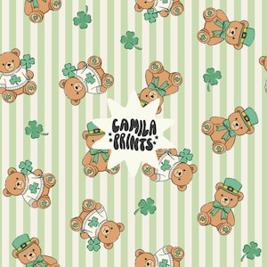 Peut inclure: Motif répété de nounours bruns avec des nœuds papillon et chapeaux verts, et des pulls blancs avec des motifs de trèfles. Les ours sont placés sur un fond à rayures vertes et blanches, avec des trèfles verts éparpillés. Le texte "CAMILA *PRINTS*" est dans une étoile.