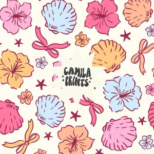Op de afbeelding: Een naadloos patroon met roze, blauwe en oranje hibiscusbloemen, schelpen en sterren. De tekst "Camila Prints" staat in een witte cirkel.