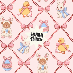 Peut inclure: Motif répétitif sur fond rose clair avec des illustrations de Pâques. Le motif comprend des canetons jaunes, des lapins blancs avec des nœuds bleus, des ours en peluche en costumes de lapin et des œufs de Pâques décorés. Des rubans et des nœuds roses créent un motif quadrillé. Le texte "CAMILA *PRINTS*" est au centre.