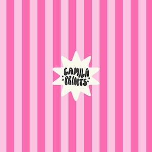 Pode incluir: Um fundo vibrante de listras rosa e rosa claro com o texto "CAMILA PRINTS" em forma de estrela. As listras verticais criam um design arrojado e atraente. O texto está em um estilo manuscrito lúdico.