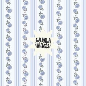 Pode incluir: Padrão repetitivo com listras verticais azul claro e branco, adornado com fileiras de rosas azuis e folhas verdes. O design inclui o texto "CAMILA *PRINTS*" em forma de estrela.