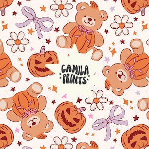 Pode incluir: Um padrão sem costura com ursos de pelúcia fofinhos vestindo fantasias de abóbora, junto com abóboras, estrelas e flores. O texto "Camila Prints" aparece em um balão de fala.