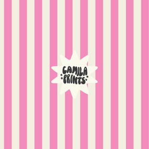 Pode incluir: Padrão de listras verticais em rosa e branco sujo. As listras são espaçadas uniformemente e vão de cima para baixo. Uma forma de estrela branca no centro contém o texto "CAMILA *PRINTS*" em preto, com estrelas em ambos os lados da palavra "PRINTS".