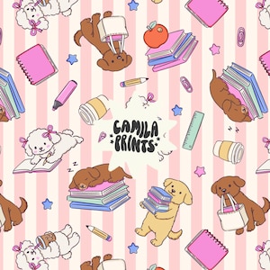 Pode incluir: Padrão repetido com cães de desenho animado, livros, lápis, xícaras de café e estrelas em um fundo listrado rosa e branco. O texto "CAMILA *PRINTS*" está em uma explosão branca. Os cães estão em várias poses.