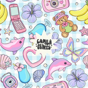 Puede incluir: Patrón sin costuras con ilustraciones coloridas. El diseño incluye un teléfono plegable rosa, delfines, flores, un oso de peluche, una mariposa y una copa de cóctel, todo sobre un fondo a cuadros azul claro y blanco. También está presente el texto "CAMILA PRINTS".