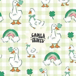 Pode incluir: Um padrão sem costura que apresenta gansos brancos com trevos verdes, arco-íris com nuvens e trevos de quatro folhas verdes sobre um fundo xadrez verde e branco. O texto "CAMILA PRINTS" está no centro do padrão.