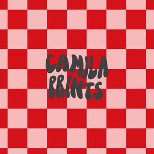 Könnte beinhalten: Ein roter und rosa karierter Hintergrund mit dem Text "CAMILLA PRINTS" in Schwarz.