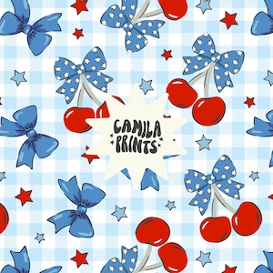 Pode incluir: Um padrão sem costura com cerejas vermelhas com laços azuis e estrelas sobre um fundo xadrez azul e branco. O texto "Camila Prints" está em um balão de fala branco.