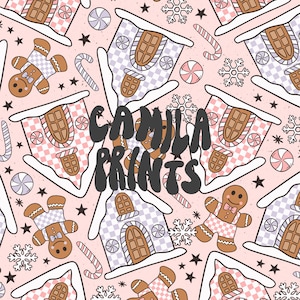 Pode incluir: Um padrão sem costura com casas de gengibre, figuras de gengibre, bengalas de caramelo, flocos de neve e estrelas sobre um fundo rosa. O texto "CAMILLA PRINTS" está no centro do design.