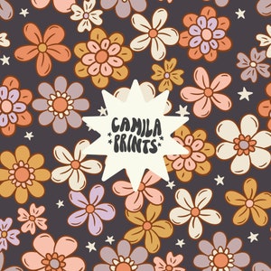 Peut inclure: Motif floral répété avec des fleurs stylisées dans des tons pêche, orange, crème et lavande sur fond gris foncé. De petites étoiles blanches sont dispersées dans le motif. Le texte "CAMILA PRINTS" est dans une forme d'éclat.