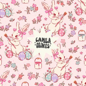 Pode incluir: Padrão repetido com coelhos brancos com laços rosa, pintando ovos de Páscoa com pincéis. O design inclui flores e baldes de tinta em um fundo rosa claro. O texto "CAMILA *PRINTS*" está em uma estrela.