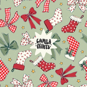 Pode incluir: Um padrão repetitivo num fundo verde sálvia com laços de xadrez vermelho e branco, laços vermelhos sólidos e meias de Natal com estampados florais ou padrões de xadrez vermelho e branco. Pequenas estrelas amarelas e o texto CAMILA PRINTS aparecem.