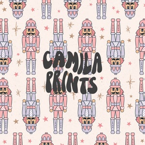Pode incluir: Um padrão sem costura com ilustrações de quebra-nozes rosa e roxo com estrelas douradas em um fundo creme. O texto "CAMILLA PRINTS" está no centro do padrão.
