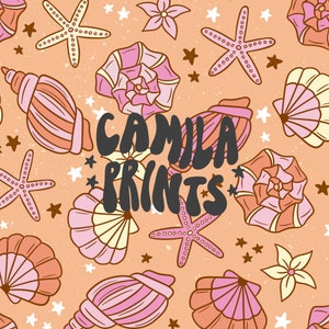 Pode incluir: Um padrão sem costura com conchas rosa e laranja, estrelas do mar e flores sobre um fundo pêssego. O texto "Camila Prints" está escrito em letras pretas.