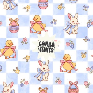 Pode incluir: Um padrão repetitivo com ilustrações temáticas da Páscoa. O design inclui patos de desenho animado com fitas rosa, coelhos com laços azuis, ovos de Páscoa decorados e detalhes florais, tudo sobre um fundo xadrez azul e branco.