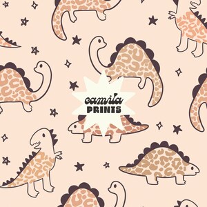 Pode incluir: Um padrão repetitivo num fundo pêssego claro com várias silhuetas de dinossauros preenchidas com um estampado de leopardo bege e castanho. Estrelas castanho-escuras e brilhos de quatro pontas estão espalhados. Uma estrela branca contém o texto camila PRINTS.