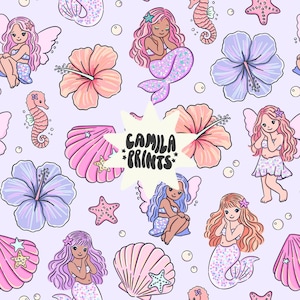Op de afbeelding: Een herhalend patroon met zeemeerminnen, feeën, zeeschelpen, zeesterren, hibiscusbloemen en zeepaardjes in roze, paarse en blauwe tinten op een lichtpaarse achtergrond. De tekst "CAMILA *PRINTS*" staat in het midden.