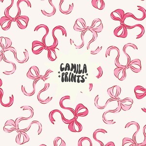 Op de afbeelding: Een naadloos patroon met roze strikken en linten op een witte achtergrond. De tekst "CAMILA PRINTS" staat in het midden van het patroon.
