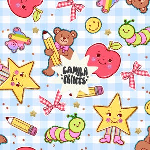 Pode incluir: Um padrão repetitivo com ilustrações de desenhos animados de um ursinho de pelúcia, maçã, estrela, lápis, lagarta e rosto sorridente. O design inclui o texto "CAMILA *PRINTS*" em uma estrela branca, em um fundo xadrez azul claro e branco.