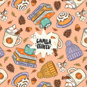 Pode incluir: Um padrão repetitivo com ilustrações com tema de outono em um fundo pêssego. O design inclui canecas de latte de abóbora com especiarias, rolinhos de canela, livros, bolotas, pinhas, folhas e gorros de malha. O texto "CAMILA PRINTS" está no centro.