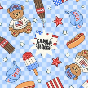 Pode incluir: Um padrão repetitivo com imagens patrióticas americanas. Inclui ursos de pelúcia com camisolas e chapéus dos EUA, cachorros-quentes, garrafas de cola, estrelas vermelhas, picolés e bandeiras americanas. O texto "CAMILA PRINTS" também está presente. O fundo é um padrão xadrez azul claro.