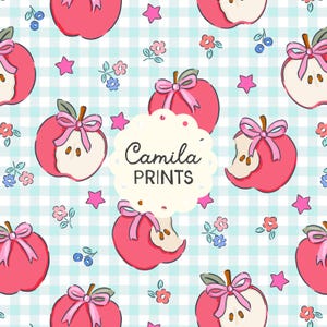 Pode incluir: Padrão repetido de maçãs rosa com laços rosa e folhas verdes, algumas com mordidas. O fundo é um padrão xadrez azul claro e branco com estrelas rosa, pequenas flores e mirtilos. O texto "Camila PRINTS" está em um círculo branco.