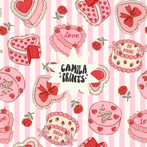 Puede incluir: Patrón repetitivo de pasteles, cajas y lazos en forma de corazón rosa, con rosas rojas sobre un fondo a rayas. Los pasteles están decorados con cerezas, fresas y las palabras "Love" y "Be Mine". También está presente el texto "CAMILA *PRINTS*".