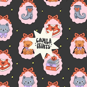 Op de afbeelding: Een herhalend patroon op een donkergrijze achtergrond met diverse Halloween-thema illustraties. Deze omvatten een grijze kat met een paarse strik, een teddybeer met een cape, een pompoen en een stapel boeken. De tekst "CAMILA *PRINTS*" staat in een ster.