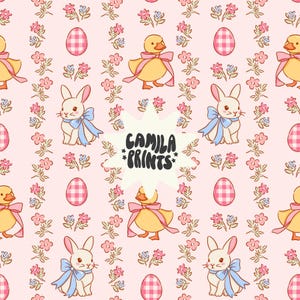 Op de afbeelding: Een herhalend patroon met paasillustraties. Het bevat konijntjes met blauwe strikken, gele eendjes met roze linten, roze ruitjes eieren en bloemelementen op een lichtroze achtergrond. De tekst "CAMILA *PRINTS*" is ook aanwezig.