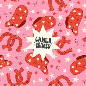 Pode incluir: Um fundo rosa com um padrão repetido de chapéus de cowboy vermelhos, ferraduras e estrelas. O texto "CAMILA PRINTS" está em um balão de fala branco.