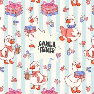 Può includere: Uno schema senza cuciture con simpatici anatre di cartoni animati che indossano occhiali e tengono libri. Le anatre sono su uno sfondo a strisce blu e bianche con fiori rosa. Il testo "Camila Prints" è presente al centro dello schema.