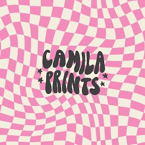 Peut inclure: Fond d'écran à motif de carreaux roses et crème ondulés avec le texte "CAMILA PRINTS" en gris foncé, orné de petites étoiles. Le design a une esthétique rétro et psychédélique.