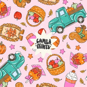 Pode incluir: Padrão repetitivo sobre um fundo rosa com ilustrações temáticas de outono. Os elementos incluem uma picape turquesa transportando abóboras, cestas de maçãs, maçãs caramelizadas, esquilos, ouriços e o texto "CAMILA PRINTS".