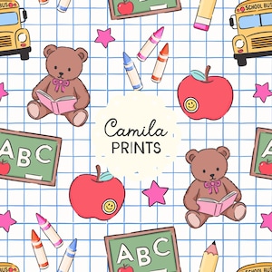 Peut inclure: Motif répétitif avec des illustrations sur le thème de l'école. Comprend des ours en peluche lisant des livres, des pommes rouges avec des visages souriants, des crayons, des bus scolaires, des étoiles roses et des tableaux noirs ABC. Le texte "Camila PRINTS" est également présent.