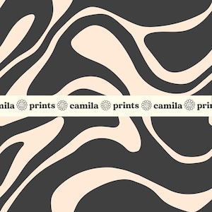 Könnte beinhalten: Abstrakter digitaler Kunstdruck mit einem wirbelnden Muster aus schwarzen und beigen Linien. Der Druck enthält den Text "camilla prints", der unten wiederholt wird.