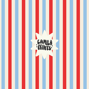 Pode incluir: Padrão de listras verticais em vermelho, azul claro e creme. O design apresenta o texto "CAMILA PRINTS" em forma de estrela. As listras são espaçadas uniformemente, criando um design simétrico e visualmente atraente.