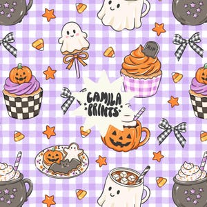 Pode incluir: Padrão repetitivo com ilustrações de Halloween. Cupcakes com cobertura de abóbora e roxa, pirulitos de fantasmas e doces de milho estão dispostos sobre um fundo xadrez roxo e branco. O texto "CAMILA PRINTS" está no centro.