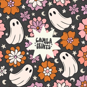 Op de afbeelding: Een naadloos patroon met een witte geest, roze en oranje bloemen, sterren en halve manen op een donkergrijze achtergrond. De tekst "Camila Prints" staat in een witte spraakballon.